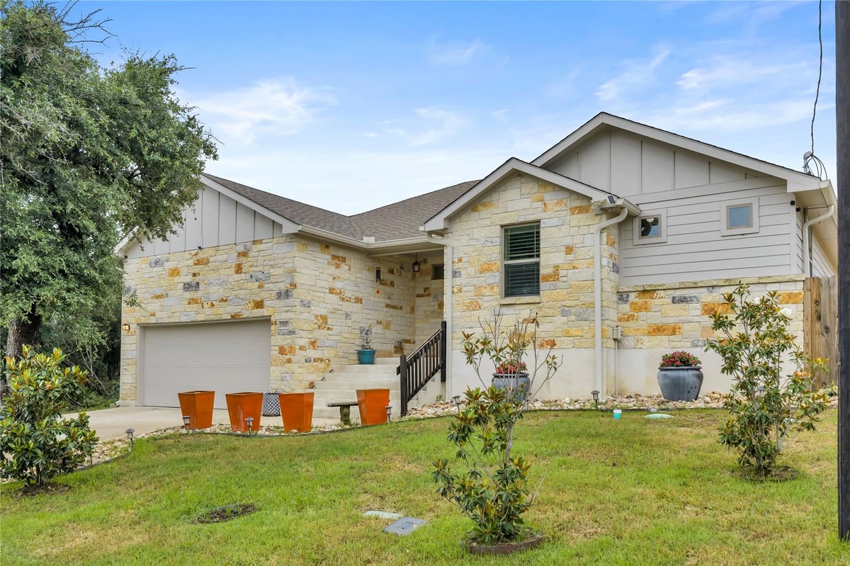 View 511 Taylor DR in Channel Oaks 511 Taylor DR - front exterior - Luxury home in Channel Oaks, Horseshoe Bay, TX