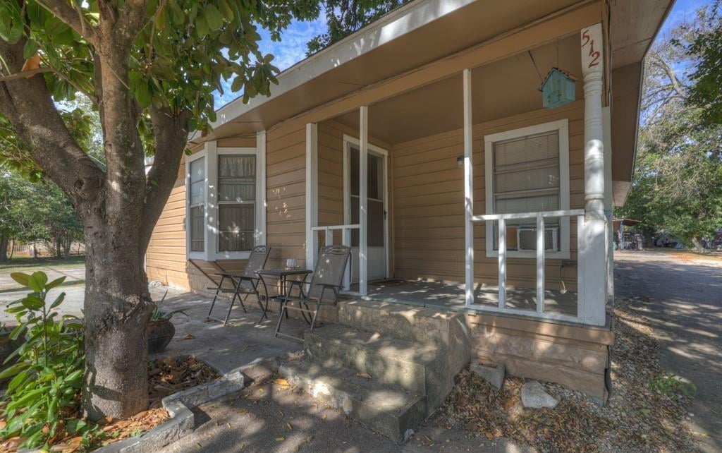 View 512 Valley St in D S Combs Add 512 Valley St - front exterior - Luxury home in D S Combs Add, San Marcos, TX
