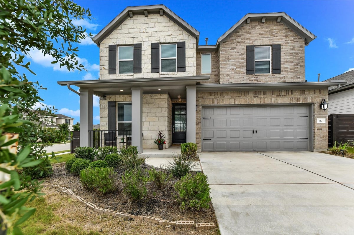 View 512 Voyage Trce in Horizon Lake Ph 4 Sec 1 512 Voyage Trce - front exterior - Luxury home in Horizon Lake Ph 4 Sec 1, Leander, TX