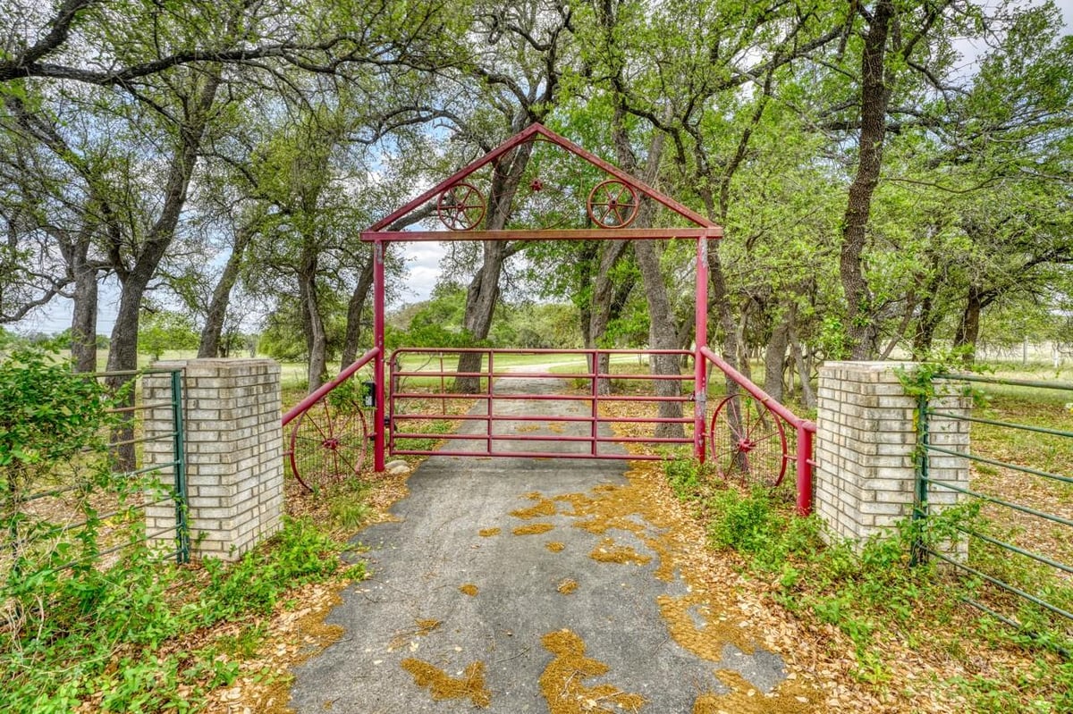 View 5124 Fm 1715 in none 5124 Fm 1715 - front exterior - Luxury home in none, Lampasas, TX