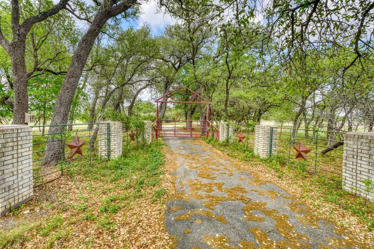 Living area at 5124 Fm 1715 - none, Lampasas, TX