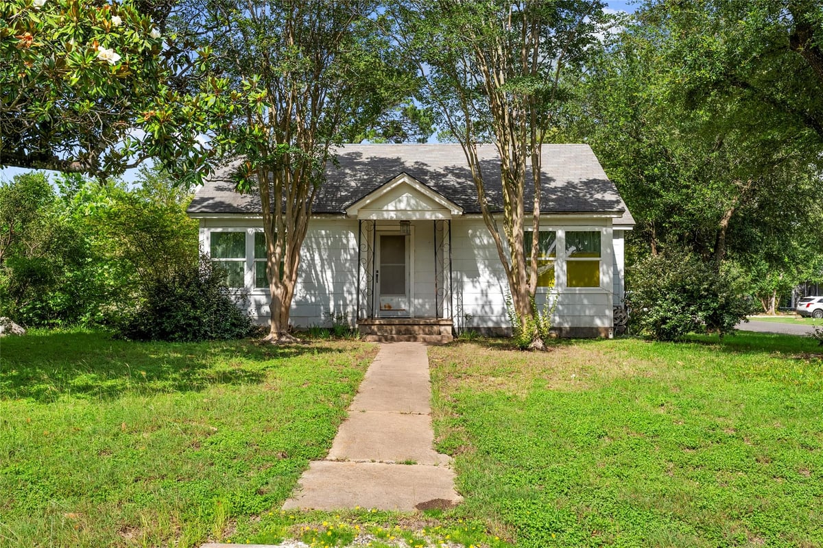 View 513 N Avenue F in North Terrace 513 N Avenue F - front exterior - Luxury home in North Terrace, Elgin, TX