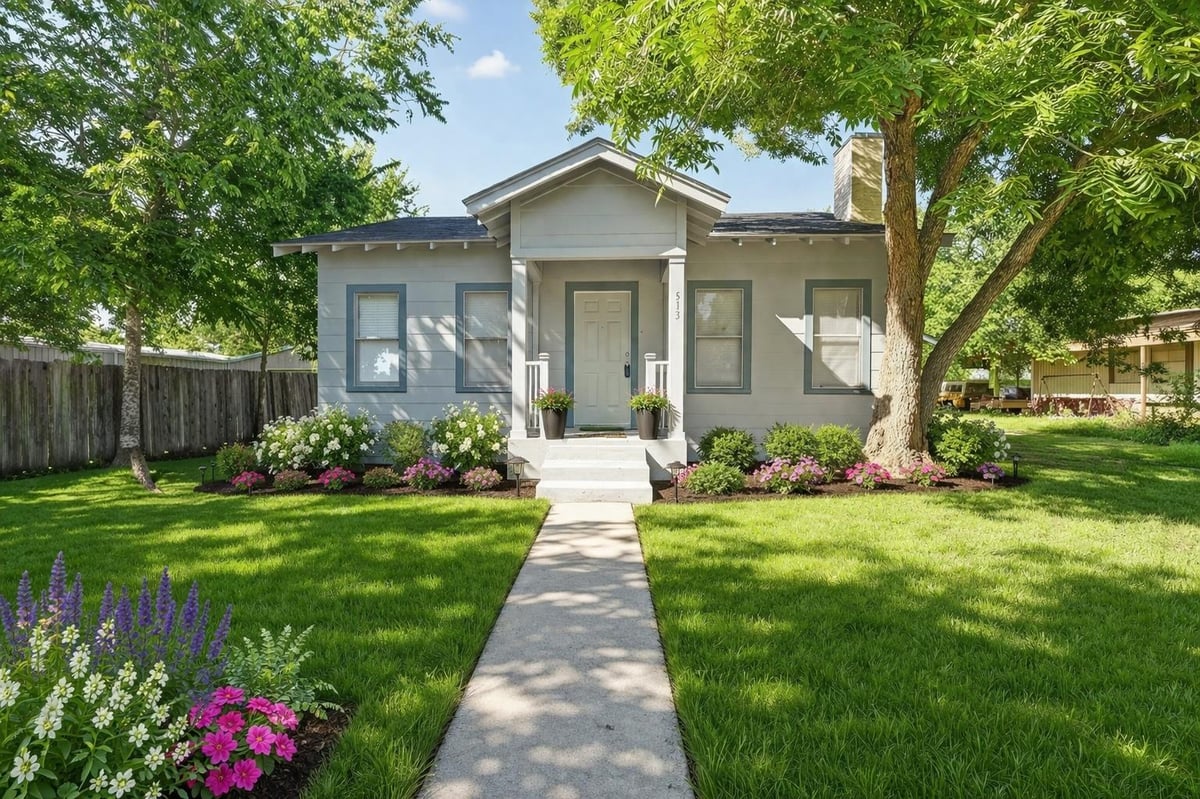 View 513 San Marcos Hwy in J L REV HARRIS 513 San Marcos Hwy - front exterior - Luxury home in J L REV HARRIS, Luling, TX
