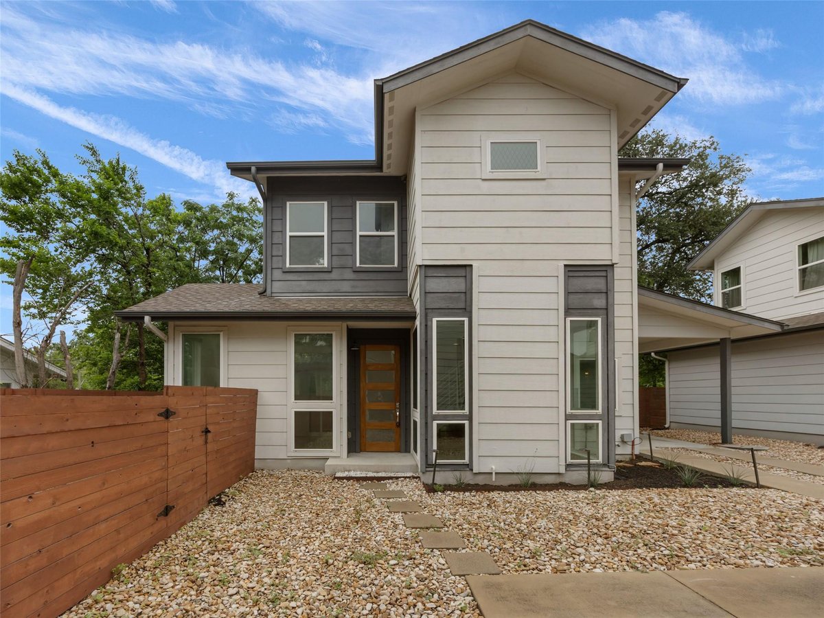 513 W Croslin St Unit #B - front exterior - Luxury home in Crestview, Austin, TX