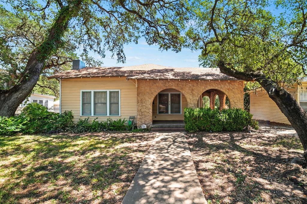 View 514 S Main St 514 S Main St - front exterior - Luxury home in Lockhart, TX