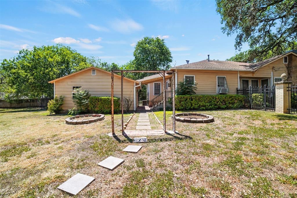 Primary bedroom at 514 S Main St - 3 bed 1 bath home