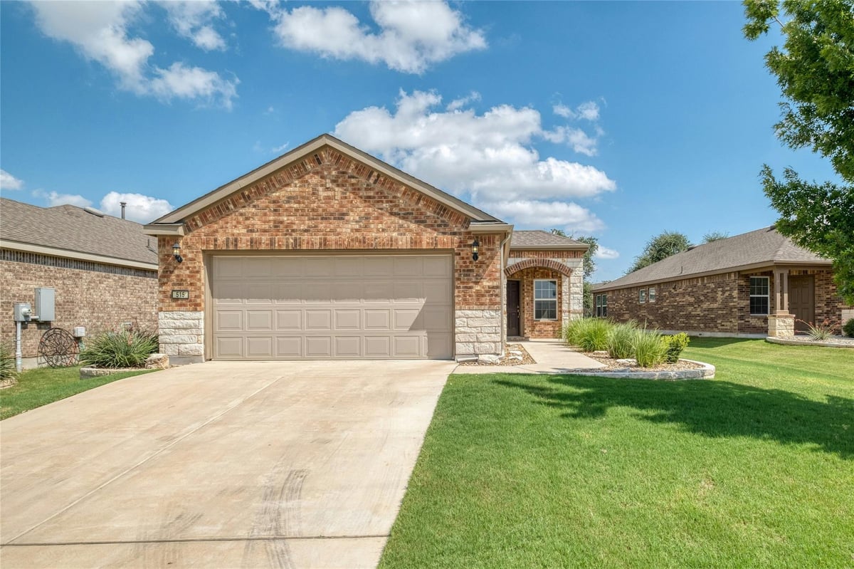 515 Hereford Ln - front exterior - Luxury home in Sun City Nbrhd 86, Georgetown, TX