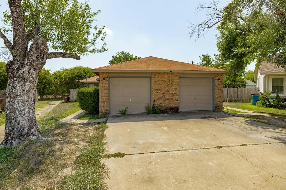 Living area at 515 Sierra Cv - Willowbend Estates, Round Rock, TX