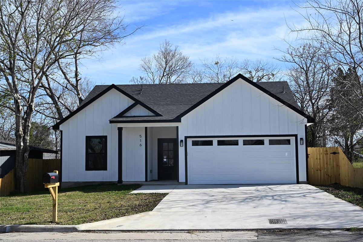 View 516 N Hackberry Ave in Joseys North 516 N Hackberry Ave - front exterior - Luxury home in Joseys North, Luling, TX