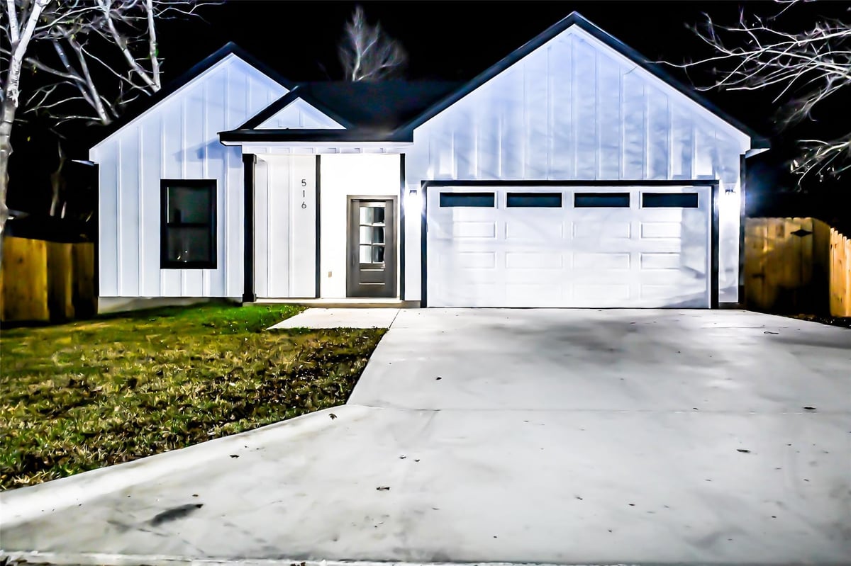 View 516 N Hackberry Ave in Joseys North 516 N Hackberry Ave - front exterior - Luxury home in Joseys North, Luling, TX