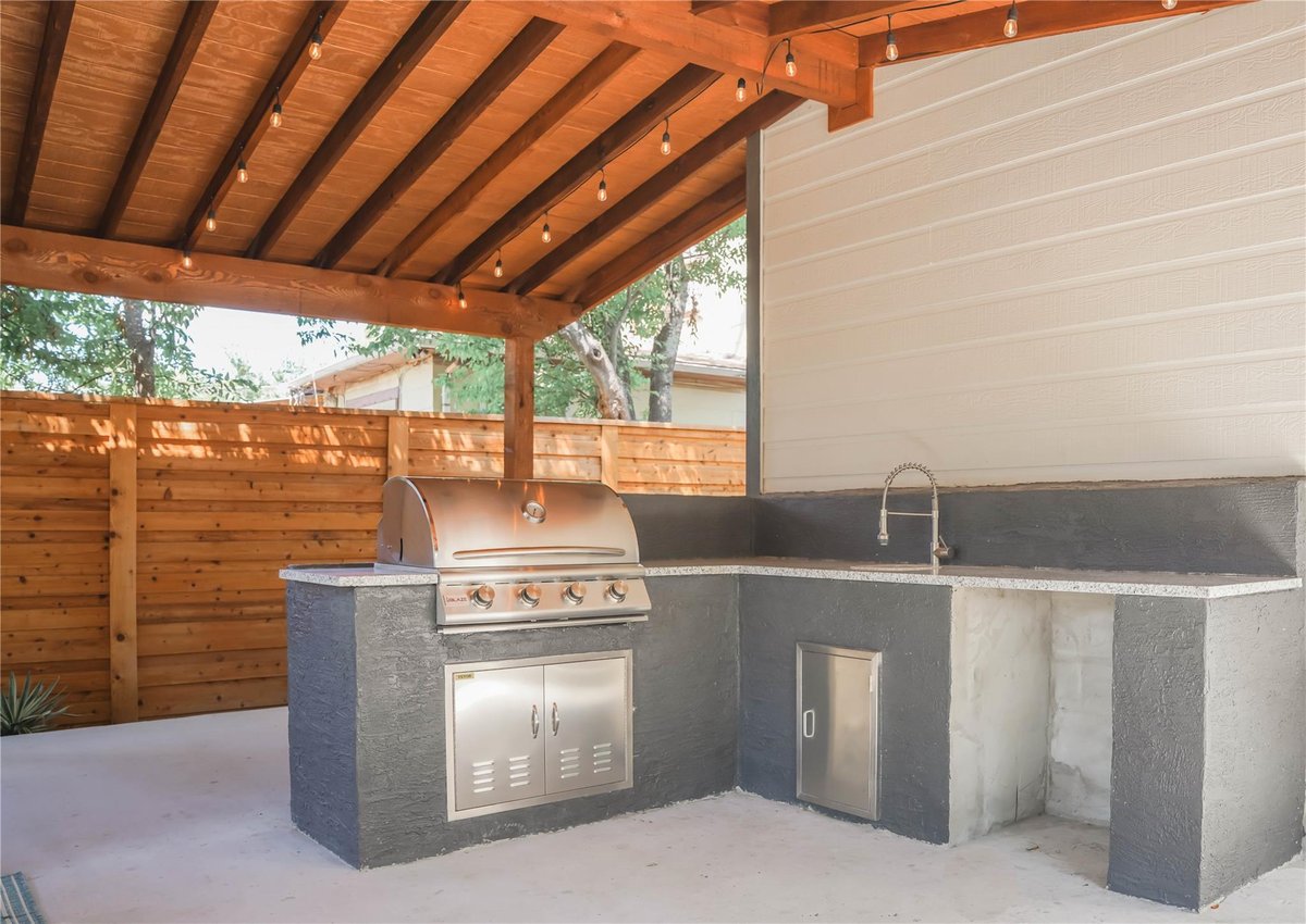 Living area at 518 Rigsby Ave - 3 bed 2 bath home
