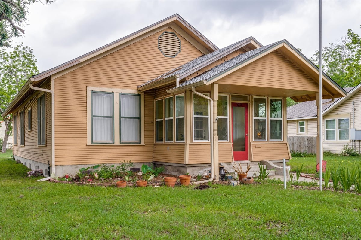 View 520 S Pecan Ave in Joseys South 520 S Pecan Ave - front exterior - Luxury home in Joseys South, Luling, TX
