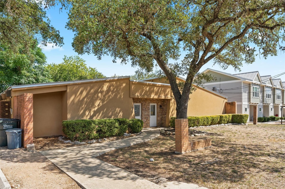 View 521 & 525 W Hutchison ST in Lindsey & Harvey Addn 521 & 525 W Hutchison ST - property photo 1 - Luxury home in Lindsey & Harvey Addn, San Marcos, TX