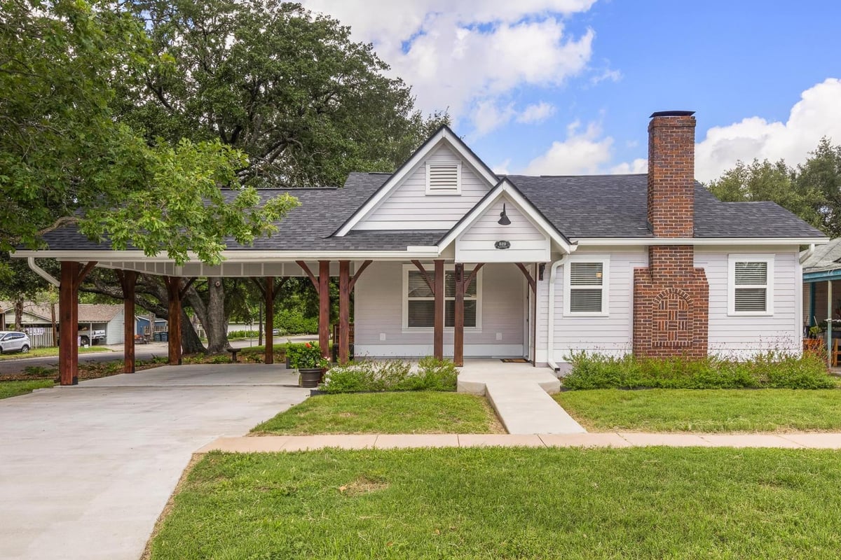 View 522 S Walnut Ave in Joseys South 522 S Walnut Ave - front exterior - Luxury home in Joseys South, Luling, TX