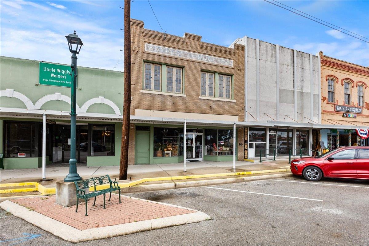 View 523 E Davis ST Unit #523 in O T Luling 523 E Davis ST Unit #523 - front exterior - Luxury home in O T Luling, Luling, TX
