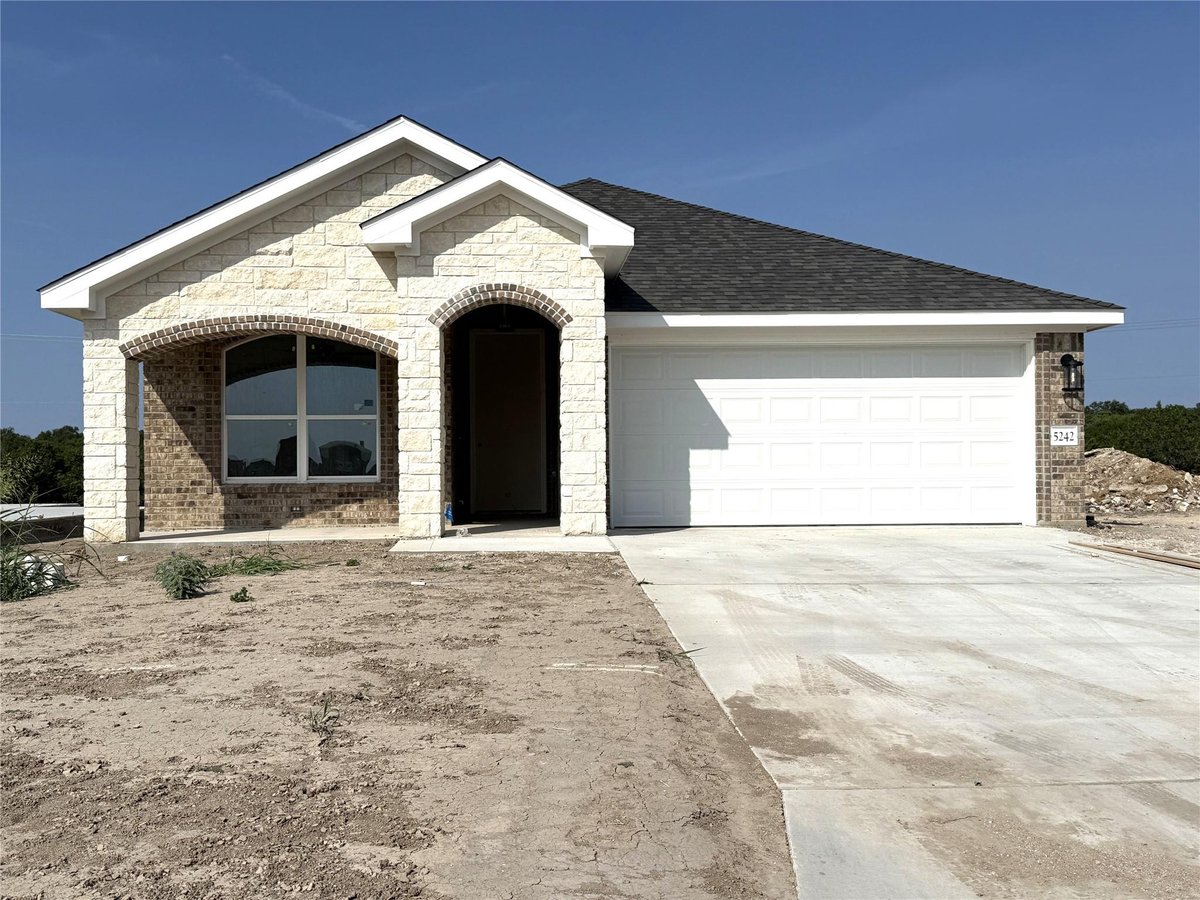 View 5242 Lassen LN in Three Creeks 5242 Lassen LN - property photo 1 - Luxury home in Three Creeks, Belton, TX