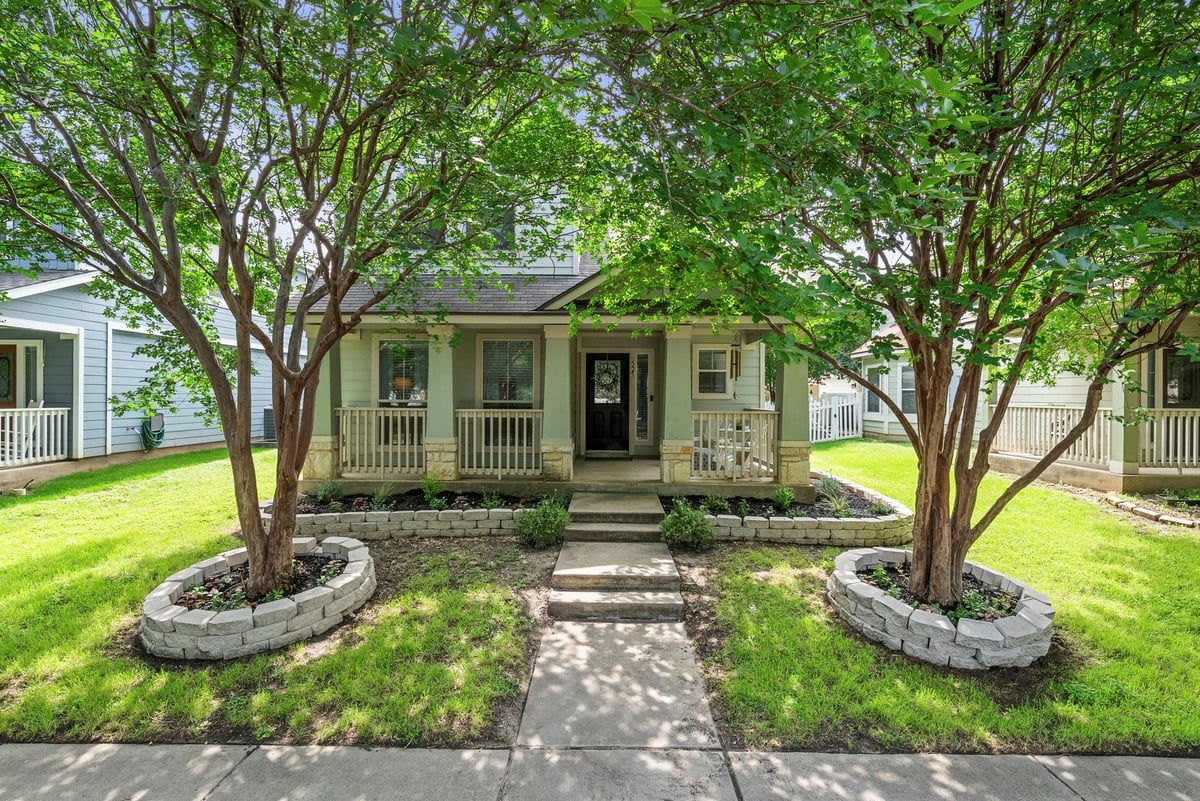View 525 Rolling Oak Dr in Turtle Creek Village Ph 02 Sec A 525 Rolling Oak Dr - front exterior - Luxury home in Turtle Creek Village Ph 02 Sec A, Round Rock, TX