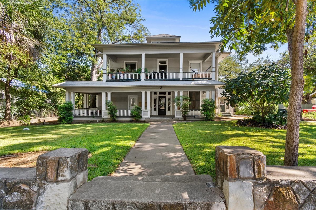 View 527 W San Antonio St in D S Combs Add 527 W San Antonio St - front exterior - Luxury home in D S Combs Add, San Marcos, TX
