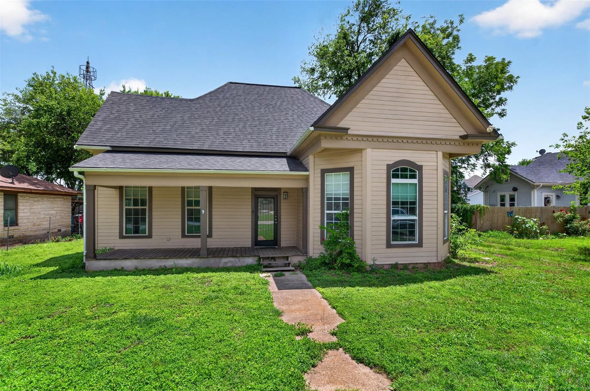 View 529 W Clark ST in Pietzsch 02 529 W Clark ST - front exterior - Luxury home in Pietzsch 02, Bartlett, TX