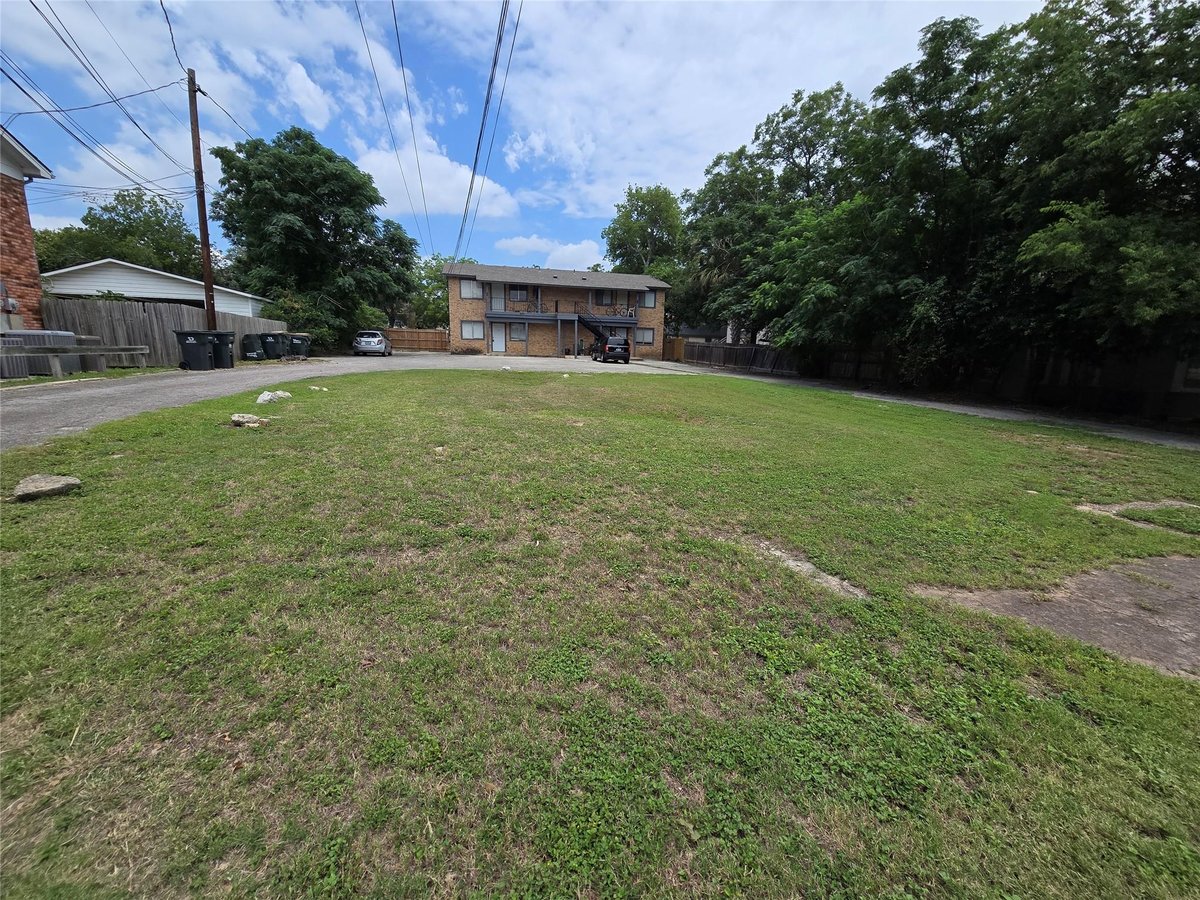 View 530 W Hopkins St Unit #B in Lindsey & Harvey Addn 530 W Hopkins St Unit #B - property photo 1 - Luxury home in Lindsey & Harvey Addn, San Marcos, TX