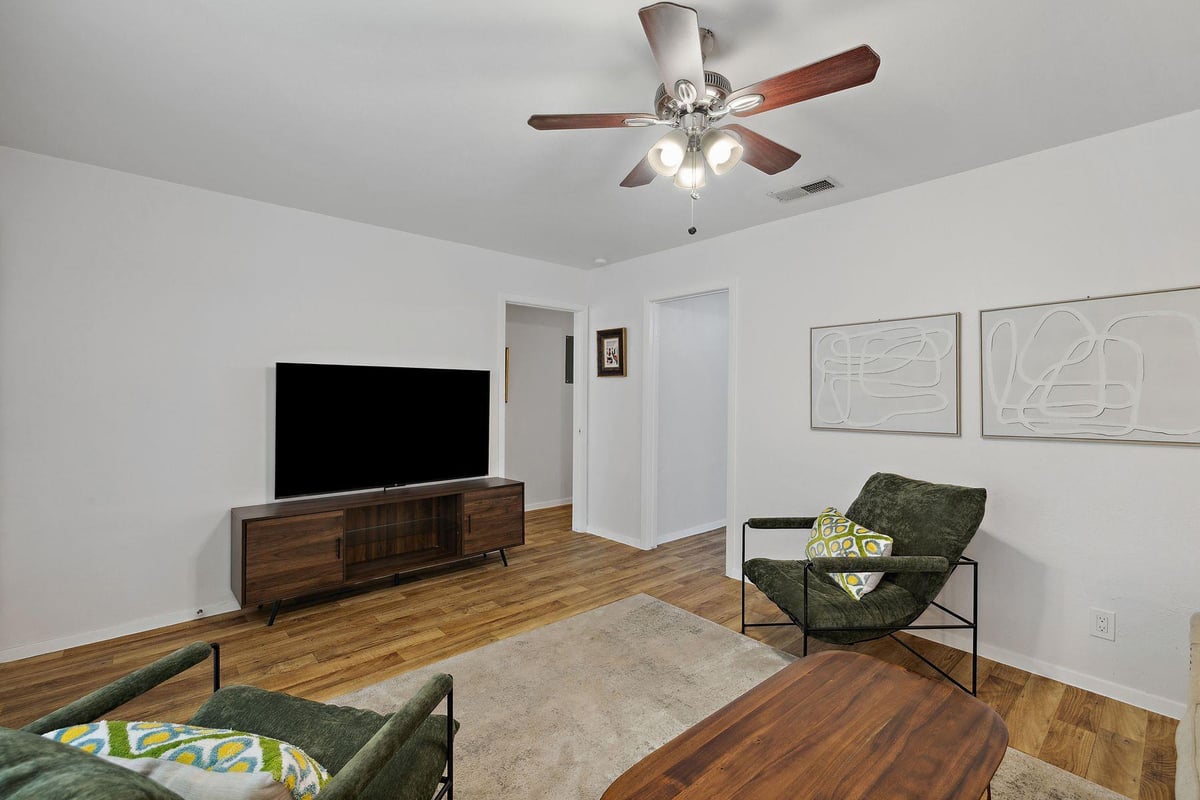 Living area at 5304 Harvest Ln - 3 bed 1 bath home