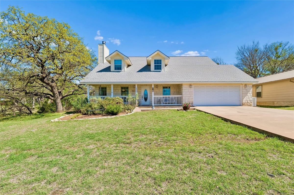531 Pecan Creek DR - front exterior - Luxury home in Oak Ridge Estates, Horseshoe Bay, TX