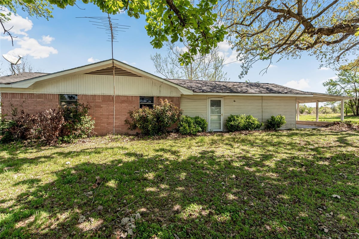 View 533 S Texas St in Burnett Add 533 S Texas St - front exterior - Luxury home in Burnett Add, Milano, TX