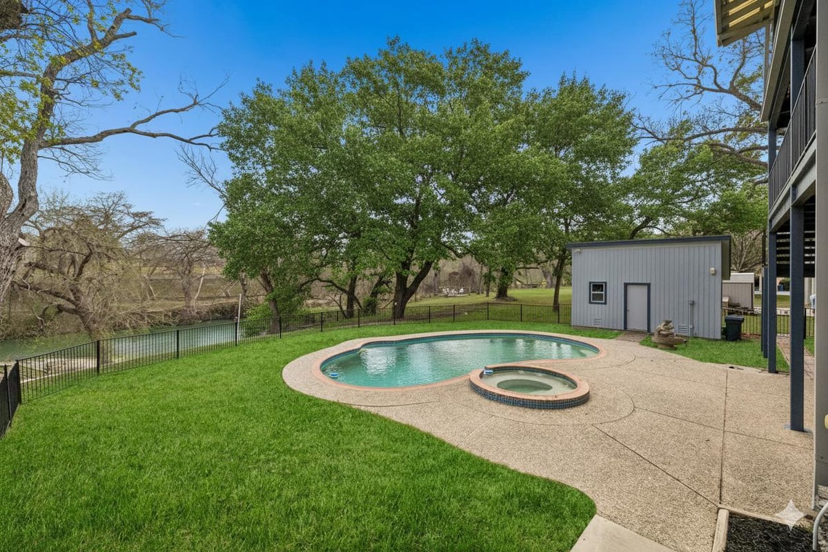View 54 S Hampton Dr in Glen Cove 54 S Hampton Dr - front exterior - Luxury home in Glen Cove, Seguin, TX