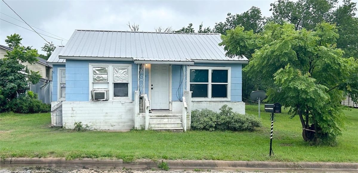 View 540 W Hempstead ST in Ot Giddings 540 W Hempstead ST - front exterior - Luxury home in Ot Giddings, Giddings, TX