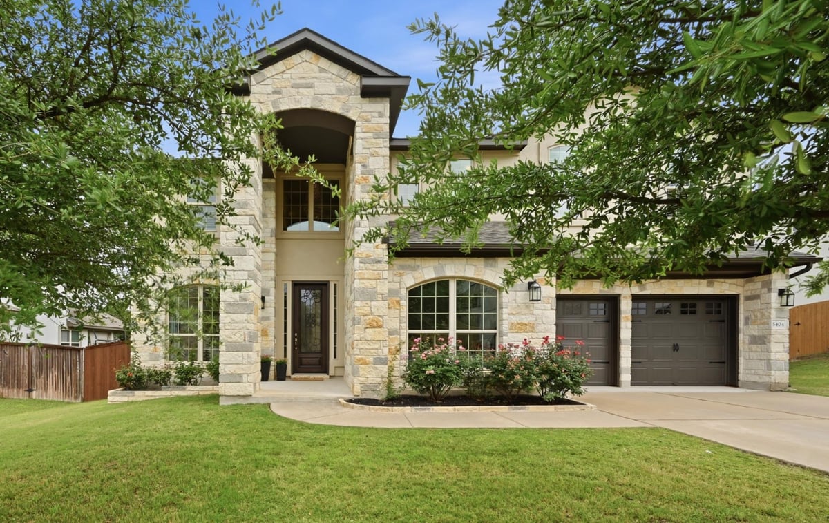 Living area at 5404 Castana Bnd - 6 bed 4 bath home