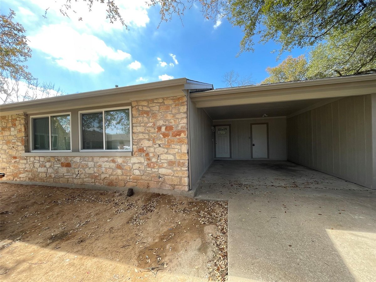 View 5404 Lishill CV Unit #B in Salem Village 5404 Lishill CV Unit #B - property photo 1 - Luxury home in Salem Village, Austin, TX