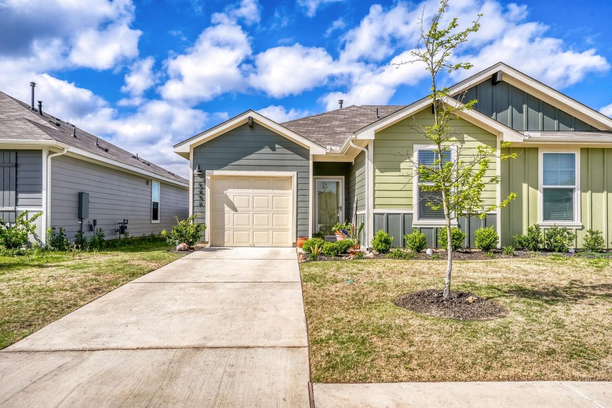 View 549 Arnold Loop Unit #A in WAYSIDE 549 Arnold Loop Unit #A - front exterior - Luxury home in WAYSIDE, Kyle, TX