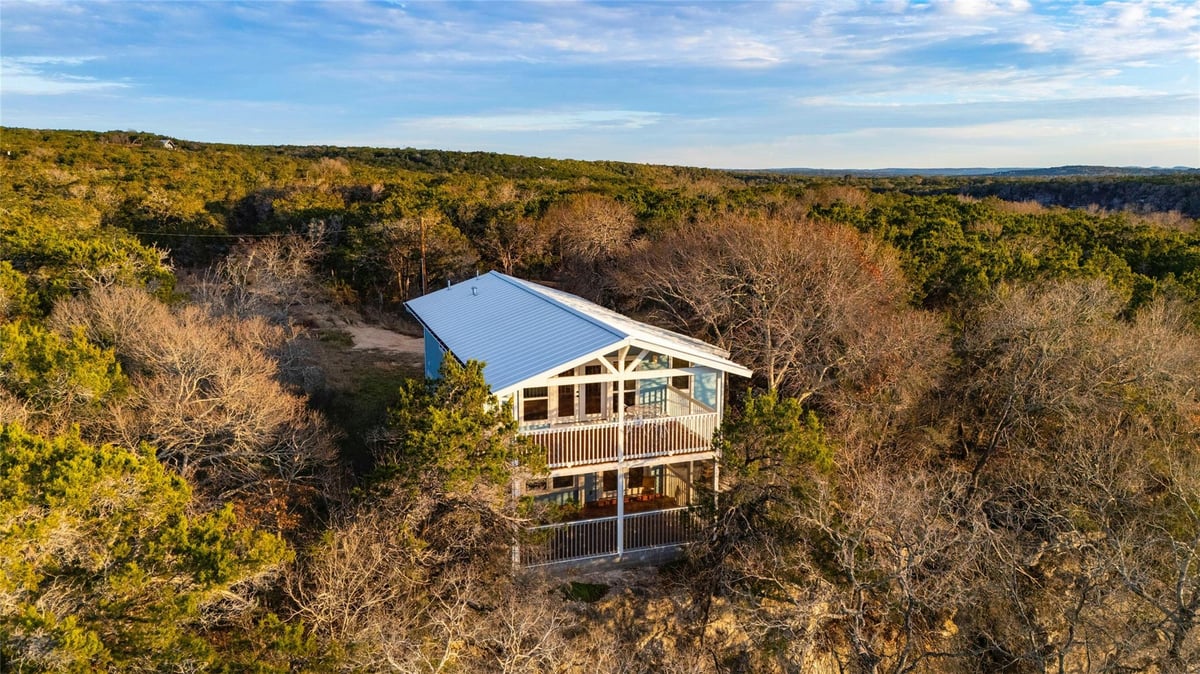 Living area at 550 Cliffside Rd - 4 bed 2 bath home
