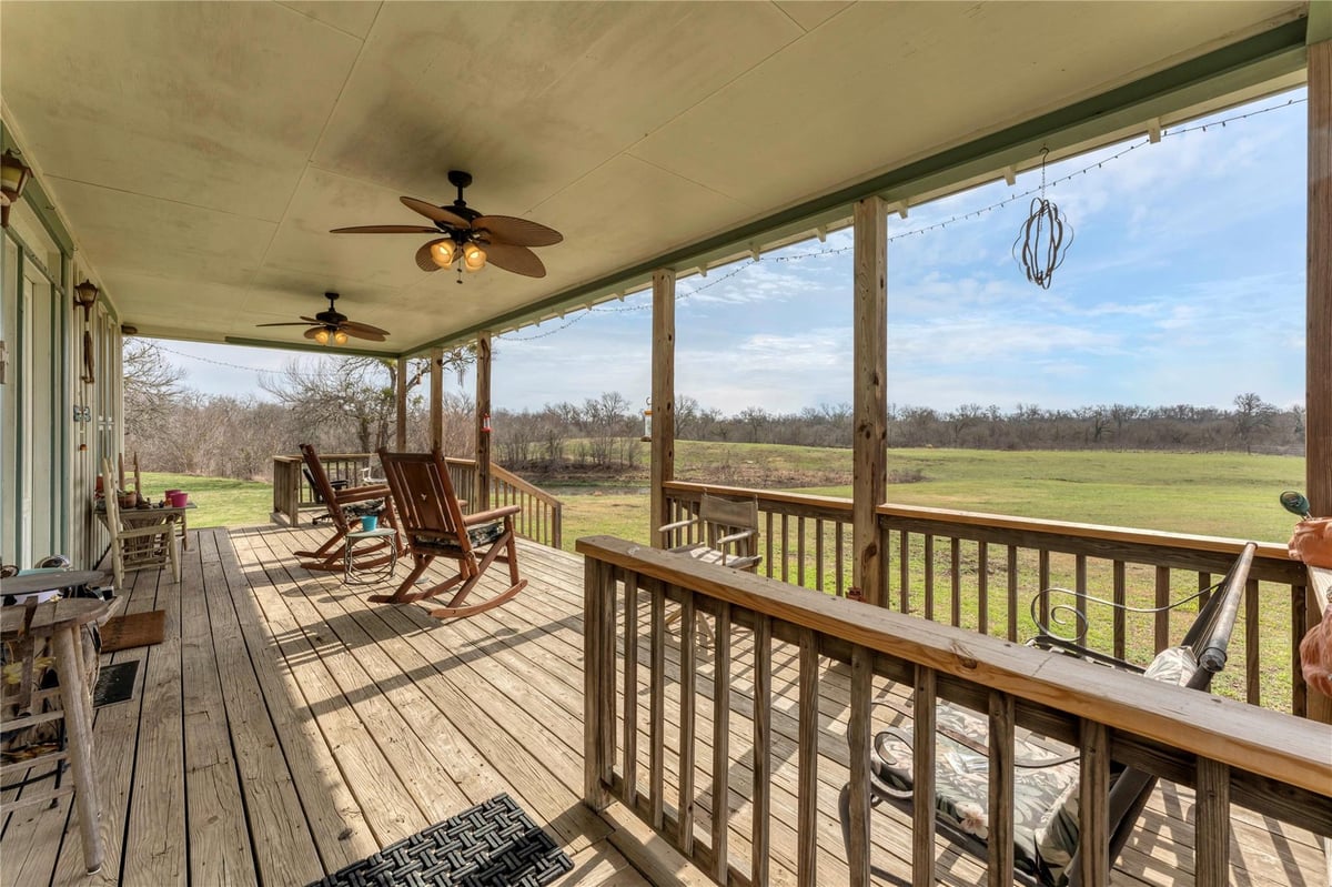 Living area at 550 County Road 471 - 2 bed 2 bath home