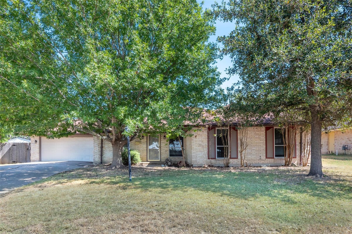 View 5505 Pendleton LN in Preswyck Hills Sec 04 5505 Pendleton LN - property photo 1 - Luxury home in Preswyck Hills Sec 04, Austin, TX