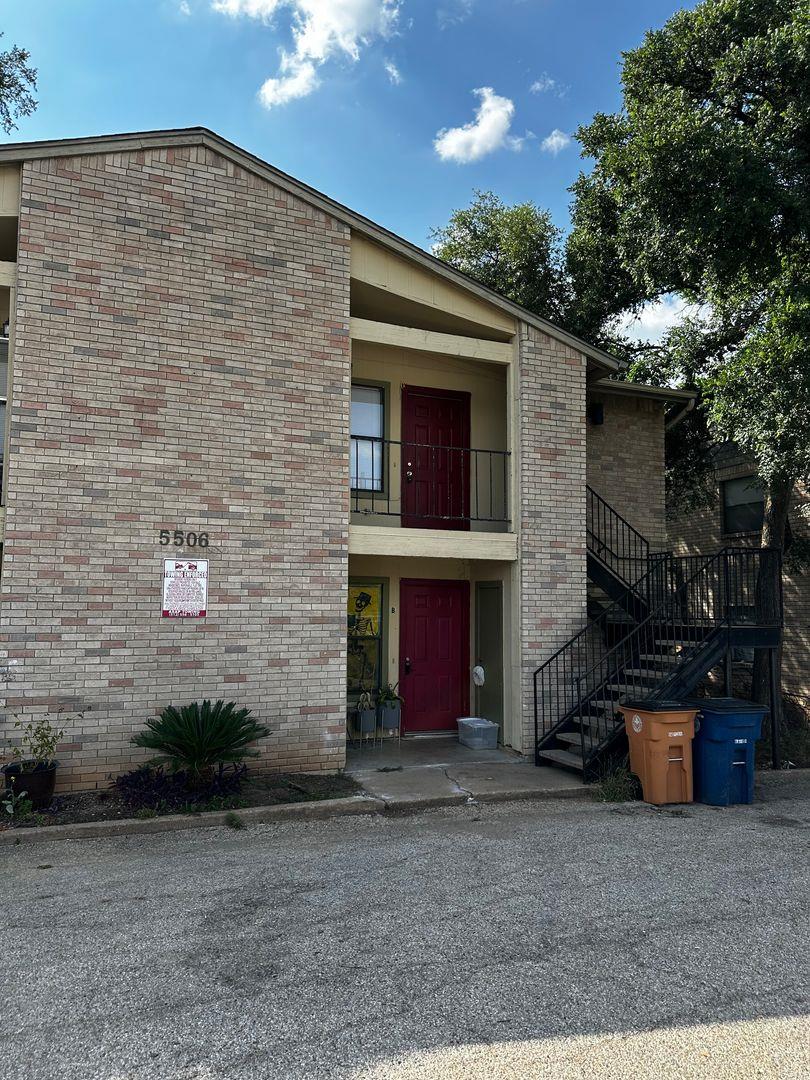 View 5506 Rose Hill CIR Unit #B in Deer Park Sec 05 5506 Rose Hill CIR Unit #B - property photo 1 - Luxury home in Deer Park Sec 05, Austin, TX