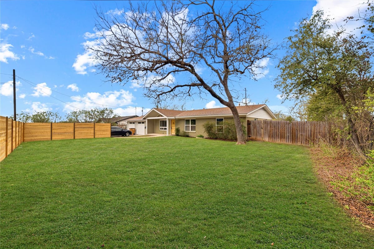View 5510 Manor Rd Unit #A in Fairey Oaks Sec 2 5510 Manor Rd Unit #A - front exterior - Luxury home in Fairey Oaks Sec 2, Austin, TX