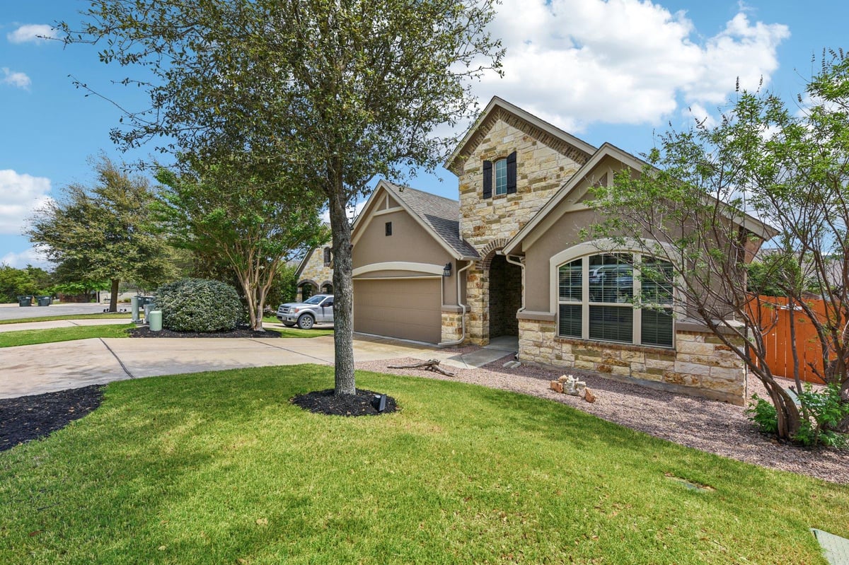 Living area at 5521 Brady Bayou Cv - 4 bed 3 bath home