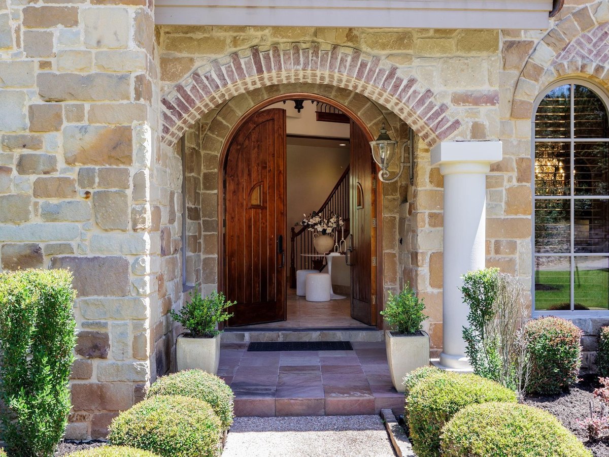 555 Cortona Dr - front exterior - Luxury home in Cortona, West Lake Hills, TX