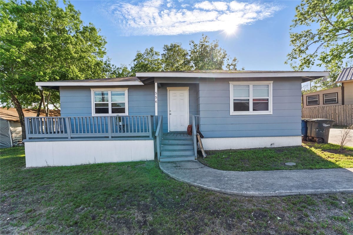 Living area at 556 Gode Ln - Morningside Acres, New Braunfels, TX