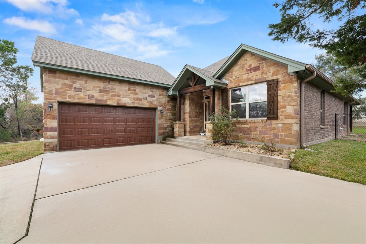 View 5562 Denmans Loop in Denman Twin Mountains 2nd 5562 Denmans Loop - front exterior - Luxury home in Denman Twin Mountains 2nd, Belton, TX
