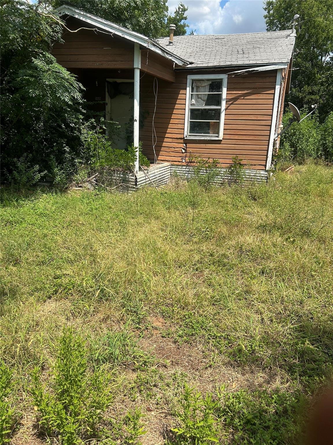 View 560 S Navarro St in Ot Giddings 560 S Navarro St - front exterior - Luxury home in Ot Giddings, Giddings, TX