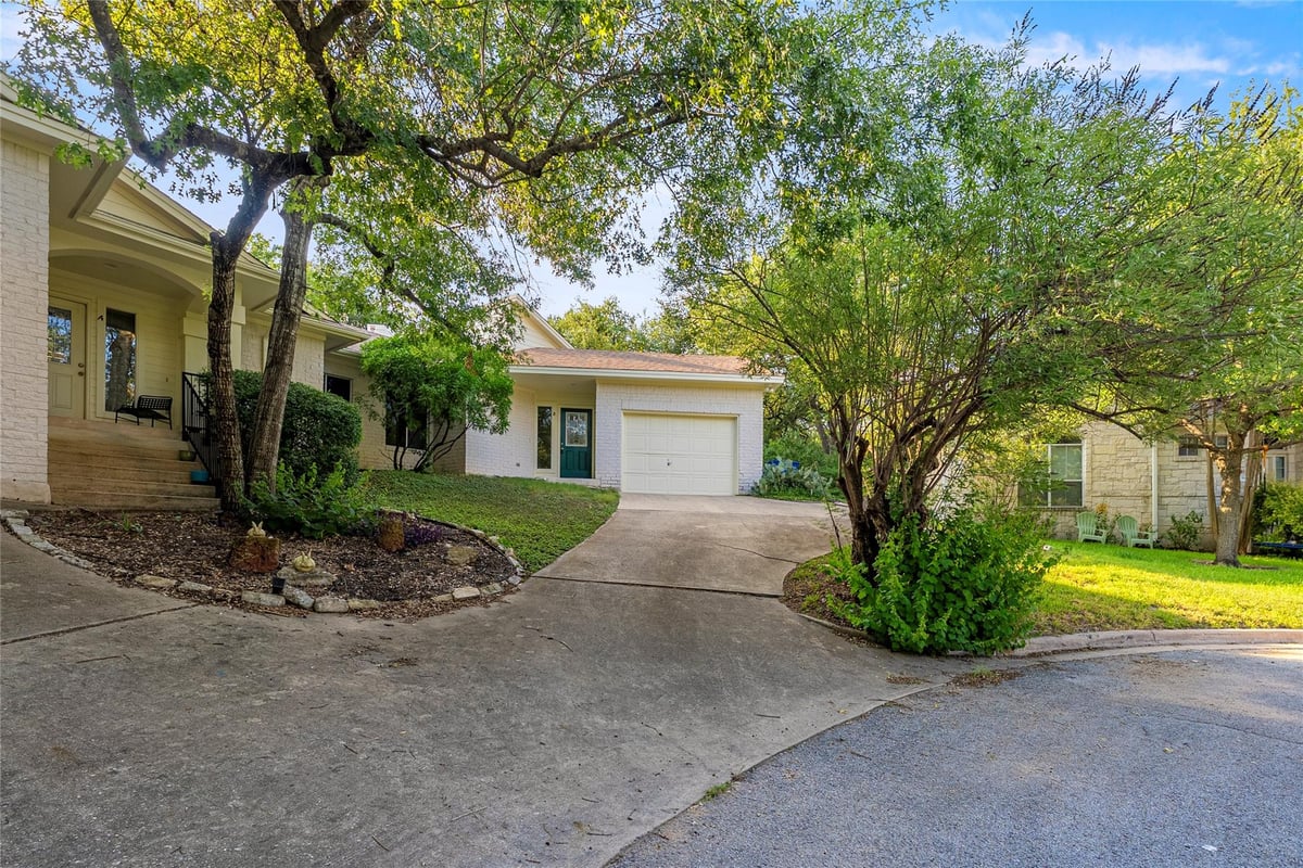 View 5604 Creek BTM Unit #B in Stoneledge 01 5604 Creek BTM Unit #B - property photo 1 - Luxury home in Stoneledge 01, Austin, TX