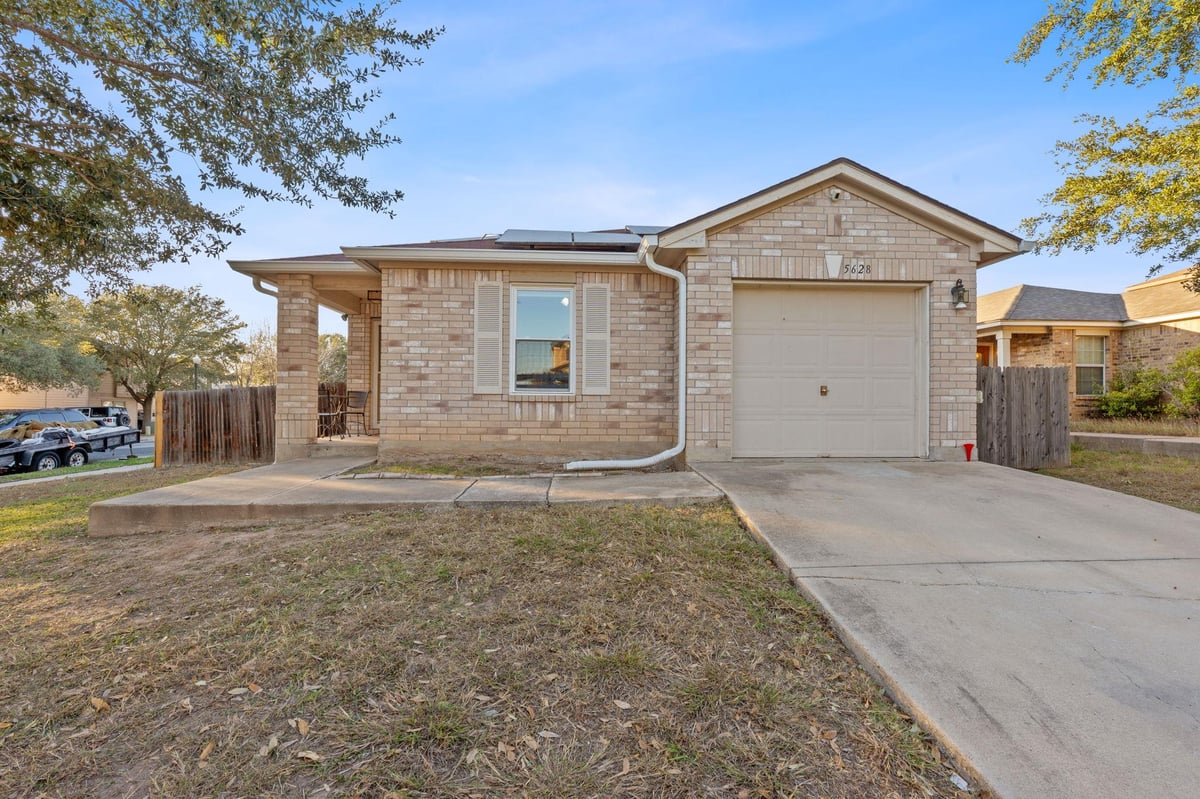 View 5628 SE Sunday Silence Dr in Berdoll Farms Ph 02 Sec 02 5628 SE Sunday Silence Dr - front exterior - Luxury home in Berdoll Farms Ph 02 Sec 02, Del Valle, TX