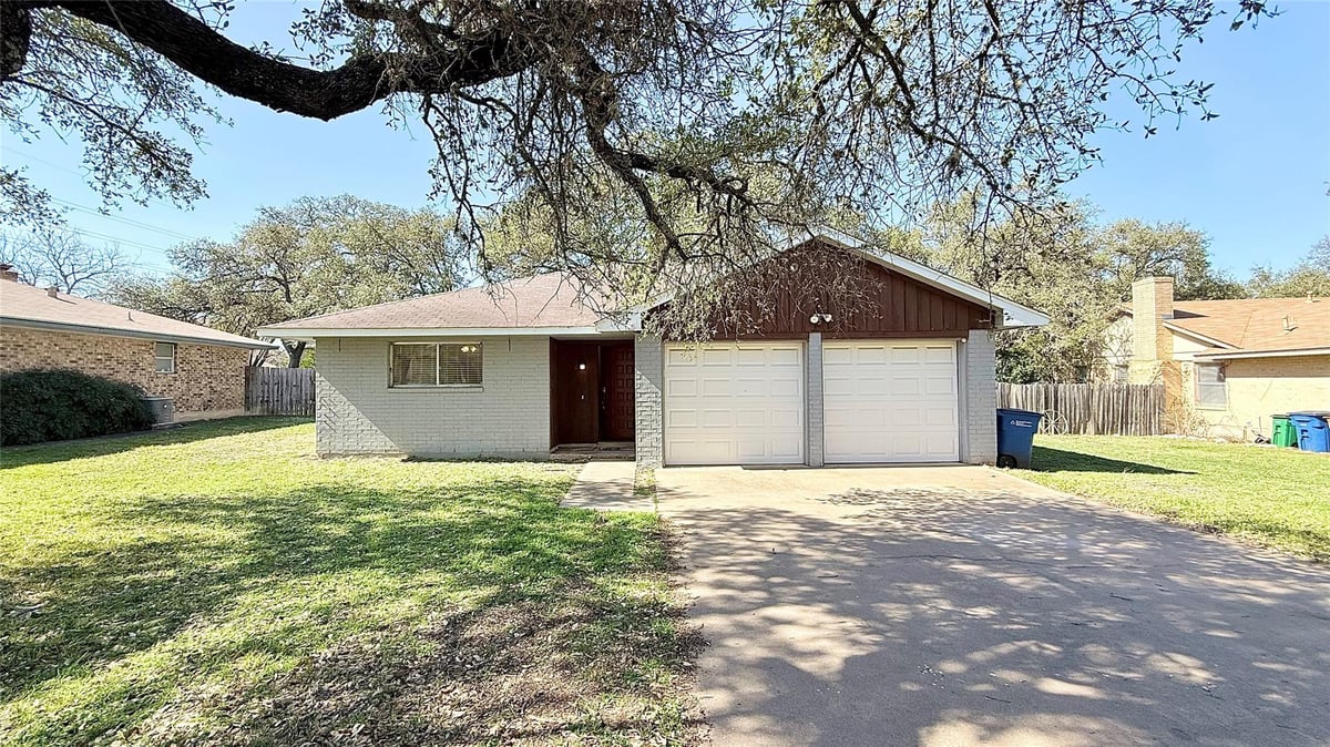 View 5628 Wagon Train RD in Village At Western Oaks Sec 03 5628 Wagon Train RD - property photo 1 - Luxury home in Village At Western Oaks Sec 03, Austin, TX