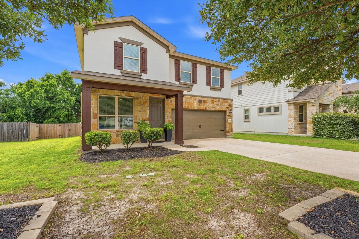 Living area at 5645 Porano Cir - 5 bed 3 bath home