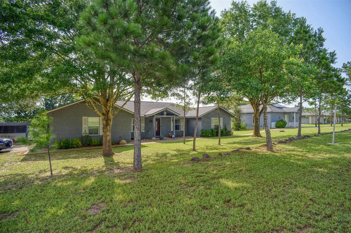 Living area at 569 McAllister Rd - 4 bed 3 bath home