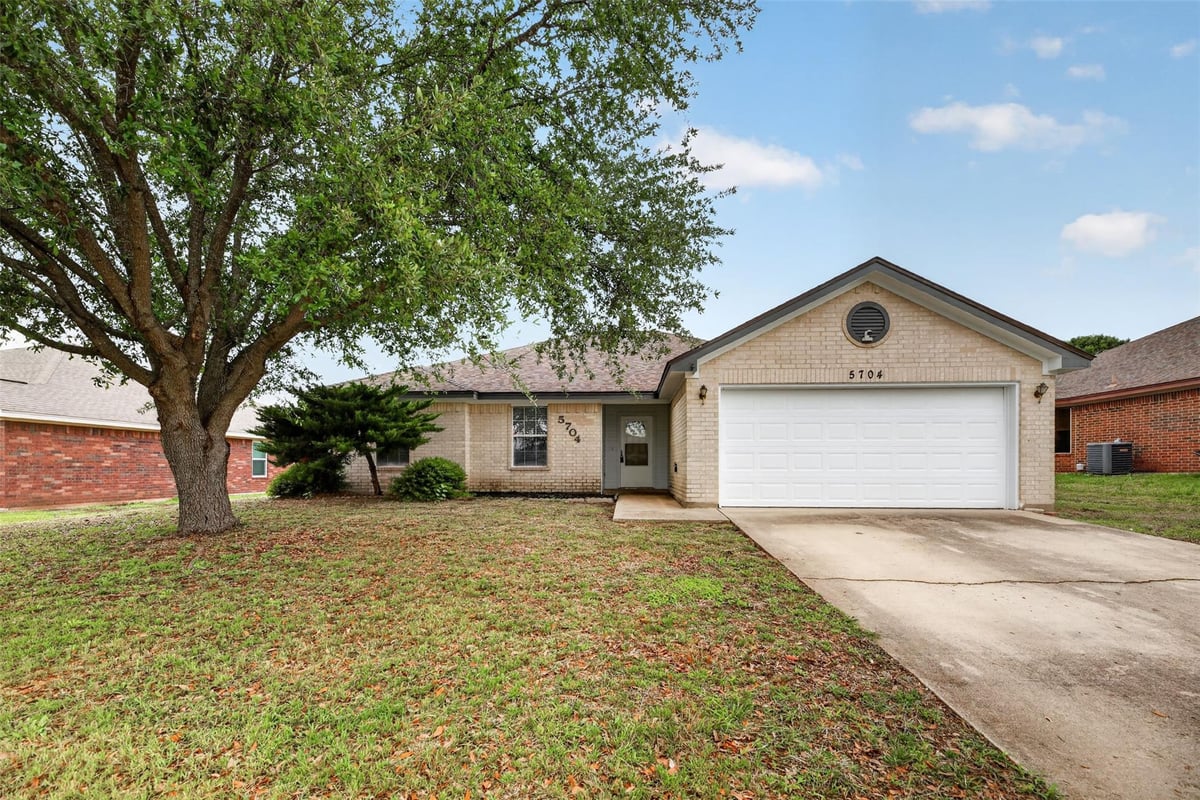 View 5704 Golden Dr in Hymesa Estates Ph Seven Sec 5704 Golden Dr - front exterior - Luxury home in Hymesa Estates Ph Seven Sec, Killeen, TX
