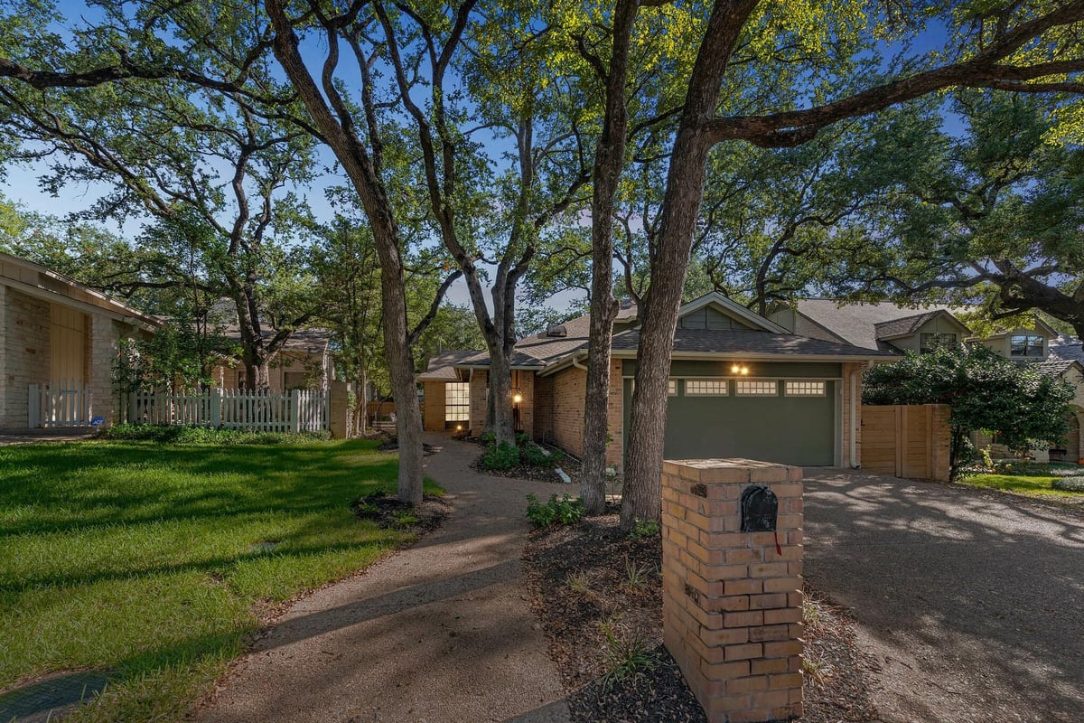 View 5704 Sam Houston CIR in Courtyard Ph 01 5704 Sam Houston CIR - property photo 1 - Luxury home in Courtyard Ph 01, Austin, TX