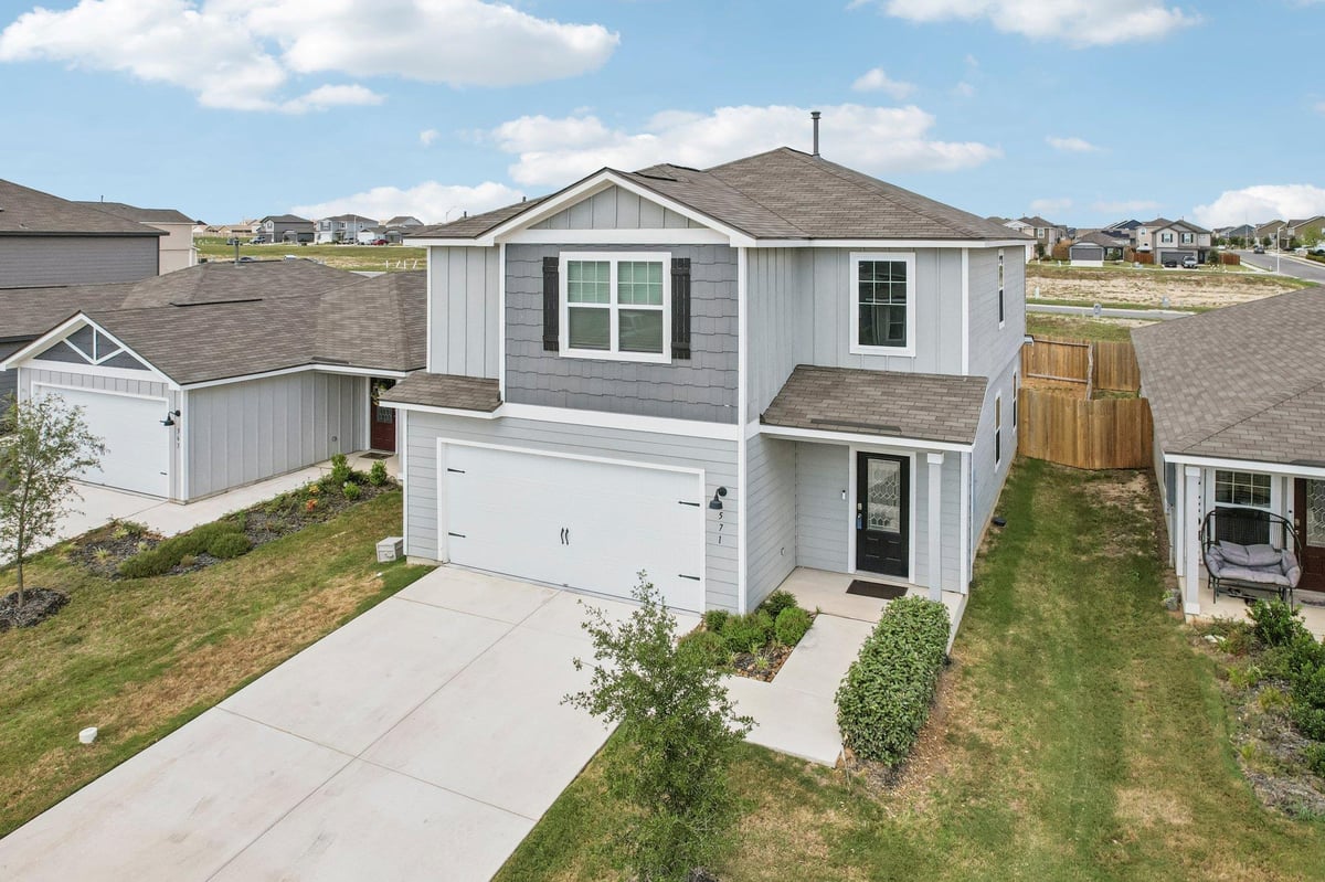 Living area at 571 Aplite Pass - 5 bed 3 bath home